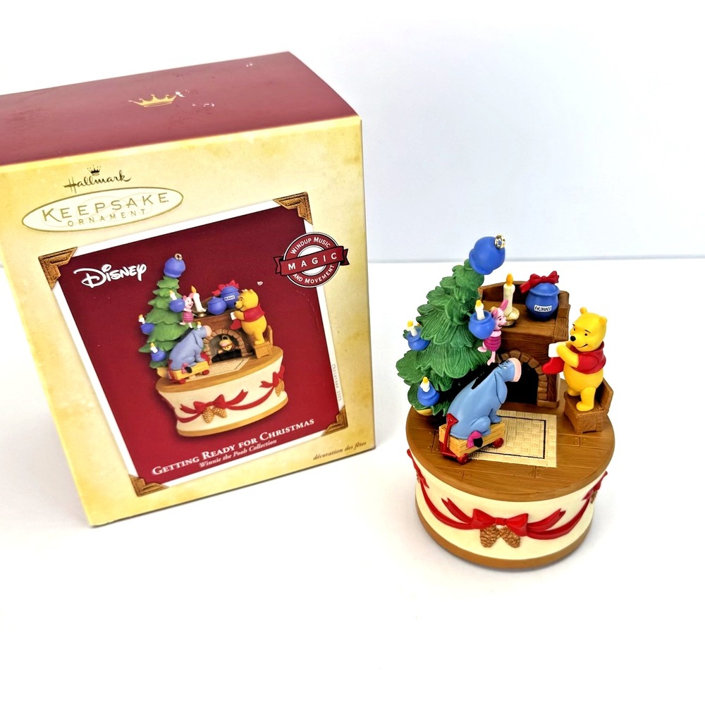 Hallmark Keepsake Ornament Getting Ready‎ For Christmas Winnie the Pooh-2005-NEW